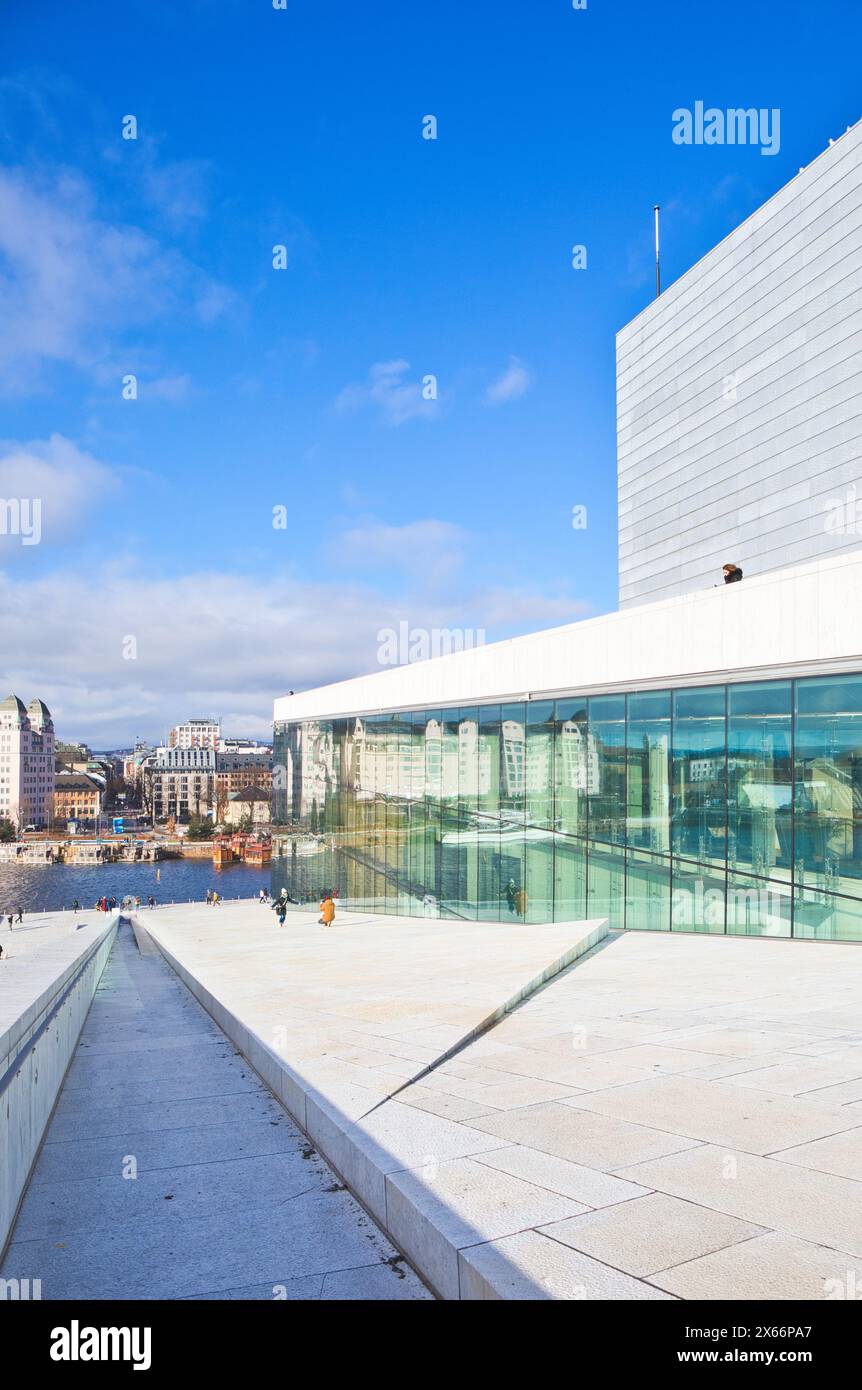 Touristes marchant sur le toit en pente de l'Opéra d'Oslo (Operahuset), Bjorvika, Oslo, Norvège Banque D'Images