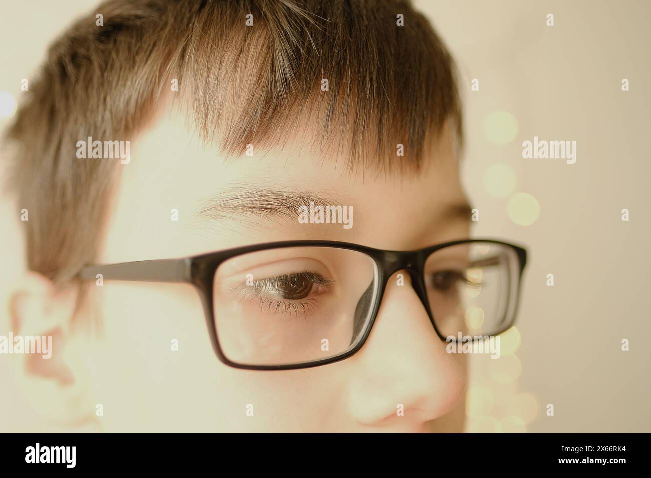 gros plan partie visage de l'enfant mâle, yeux du garçon de 10-12 ans dans des lunettes, examen de vision conceptuelle, fatigue oculaire, diagnostic, traitement du dis ophtalmique Banque D'Images