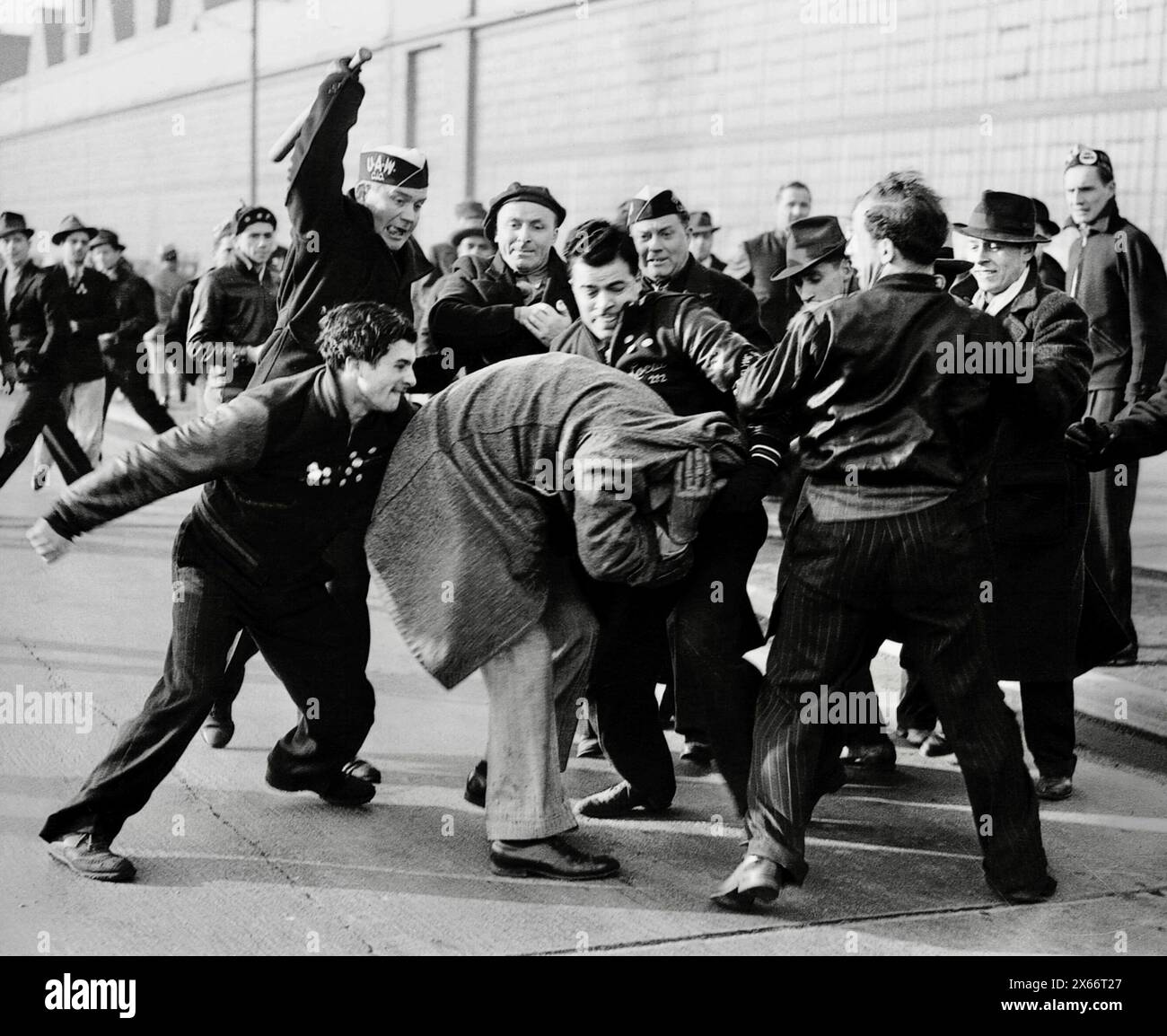 Des membres des United Auto Workers ont battu un « briseur de grève » lors d'une manifestation de piquetage à l'usine Ford River Rouge à Dearborn, Michigan - 1941 Banque D'Images