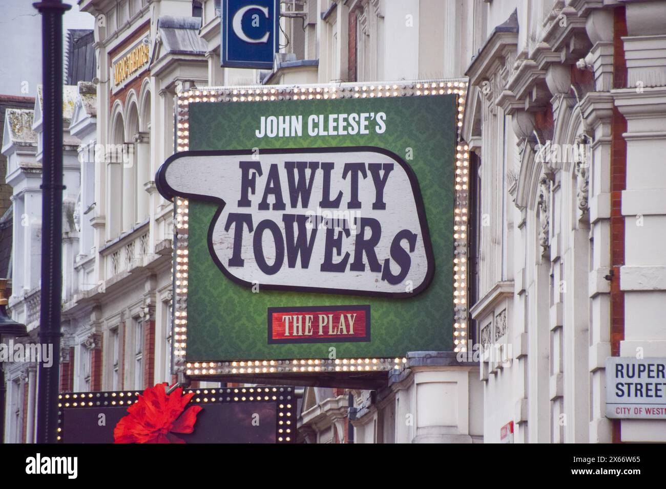 Londres, Royaume-Uni. 13 mai 2024. Un panneau pour John Cleese's Fawlty Towers à Apollo Theatre sur Shaftesbury Avenue dans West End, vue de jour. Crédit : Vuk Valcic/Alamy Banque D'Images