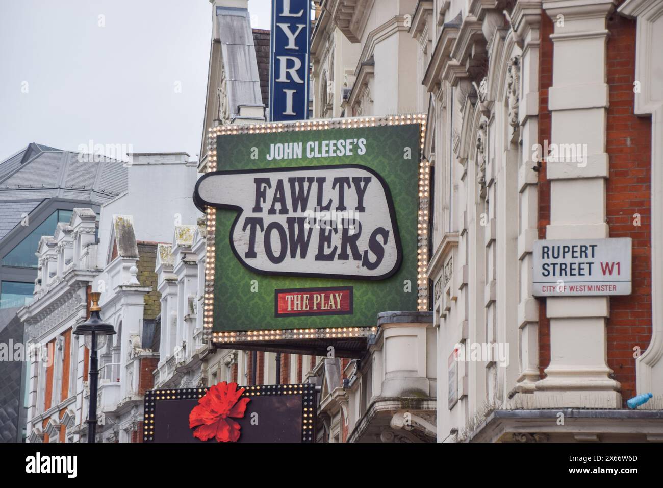 Londres, Royaume-Uni. 13 mai 2024. Un panneau pour John Cleese's Fawlty Towers à Apollo Theatre sur Shaftesbury Avenue dans West End, vue de jour. Crédit : Vuk Valcic/Alamy Banque D'Images