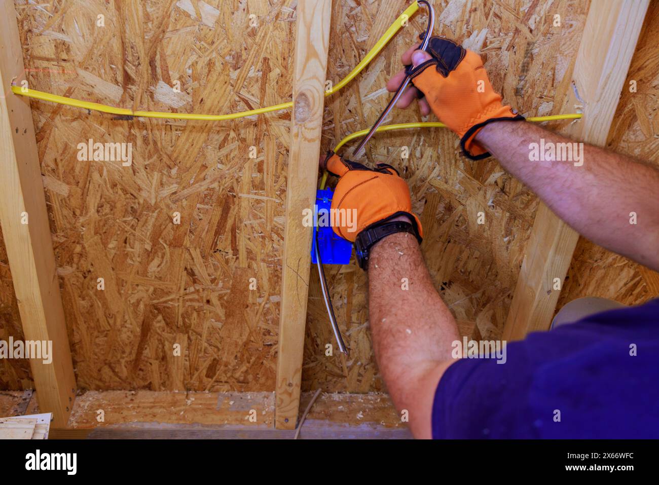 Une installation électricien de fils électriques assemblés sur un chantier de construction résidentielle de travaux intérieurs Banque D'Images