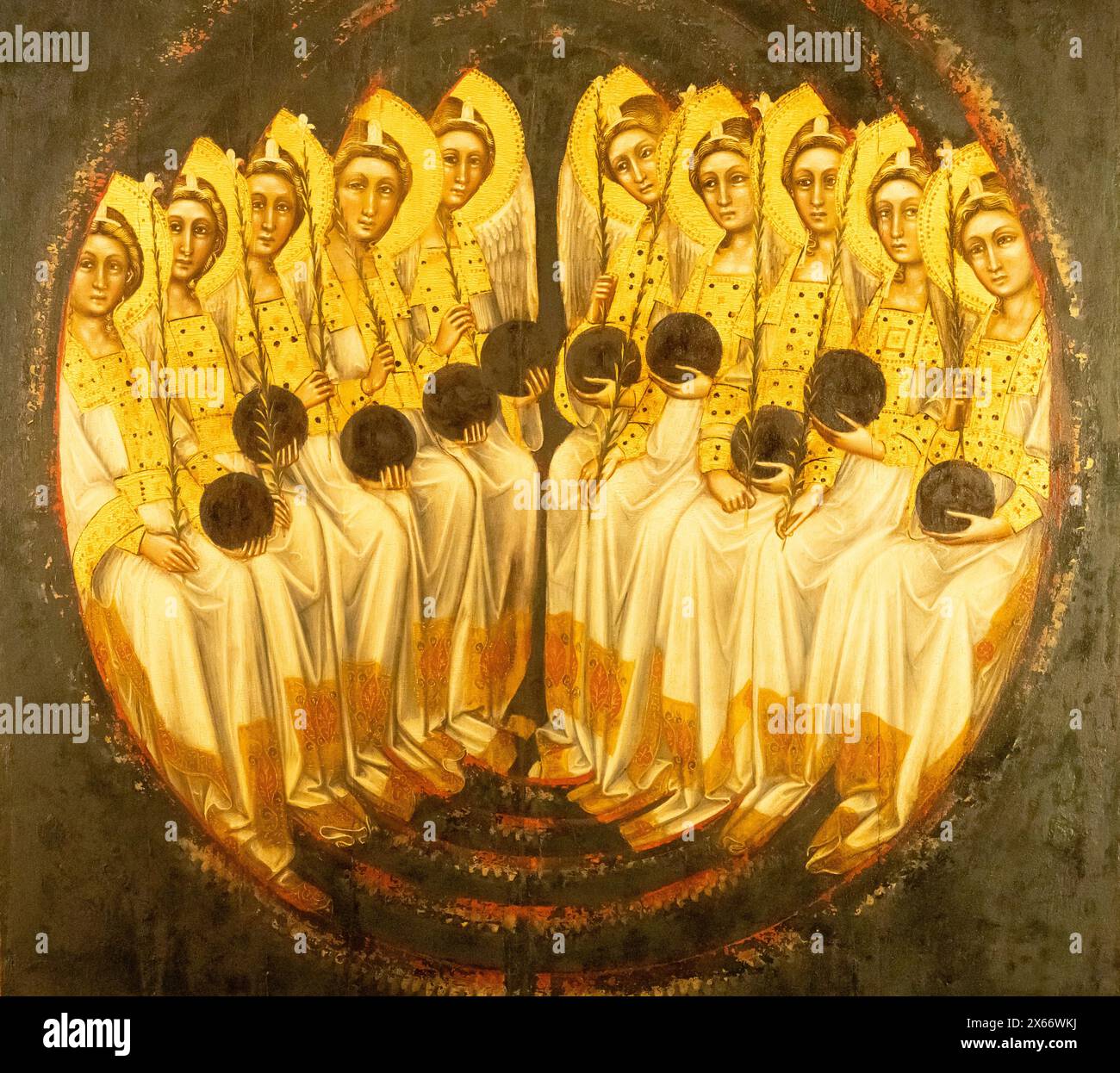 Gros plan sur la fresque médiévale montrant un groupe assis de saintes catholiques vêtues de jaune et tenant des boules Banque D'Images