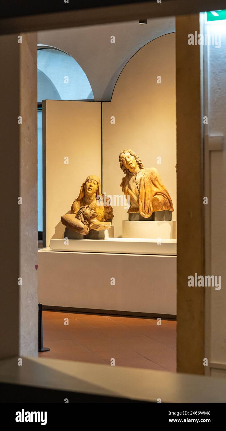 Vue sur les bustes médiévaux exposés à l'intérieur de la salle du musée italien Banque D'Images