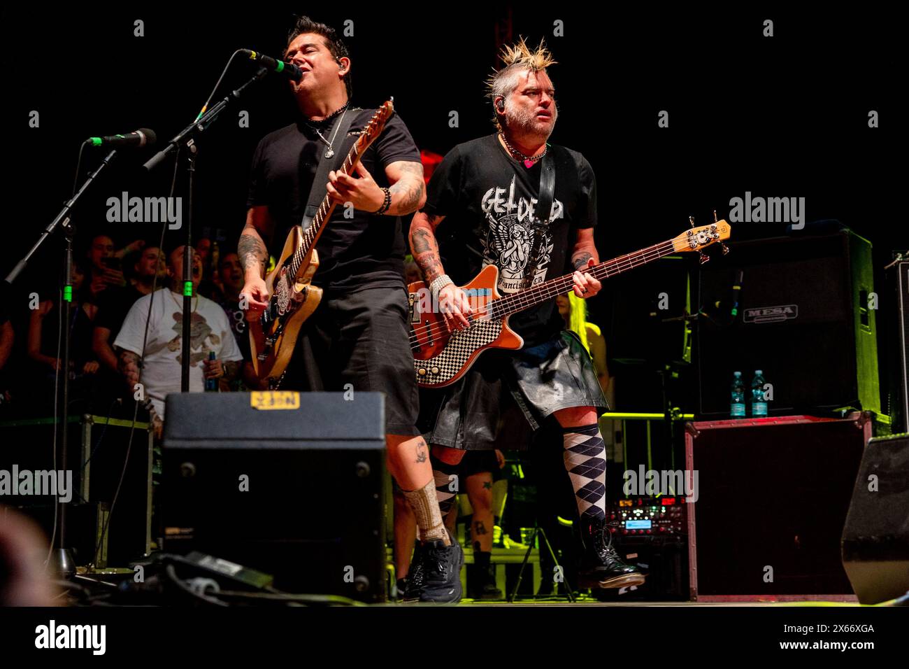 Milan, Italie. 12 mai 2024. El Here (à gauche) et Fat Mike (à droite) du groupe de Punk rock NOFX se produisent au Carroponte à Milan, en Italie, pour les derniers concerts italiens de leur carrière avant de se séparer, le 12 mai 2024 à Milan, en Italie. Crédit : Mairo Cinquetti/Alamy Live News Banque D'Images