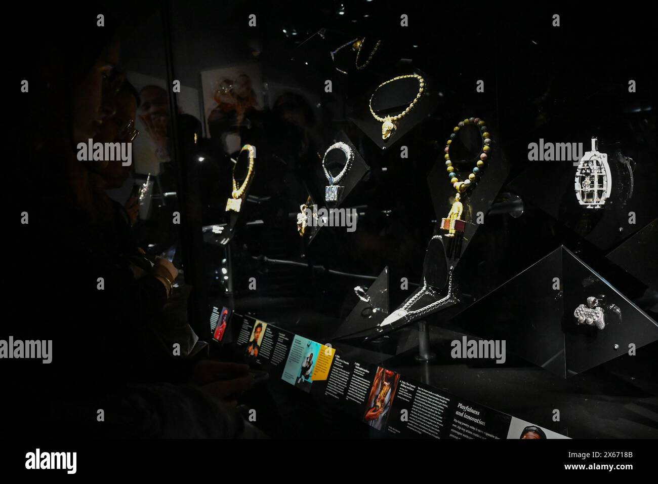 Une vue de l'exposition pour 'Ice Cold : an Exhibition of Hip-Hop Jewelry' au Musée américain d'histoire naturelle de New York. Banque D'Images