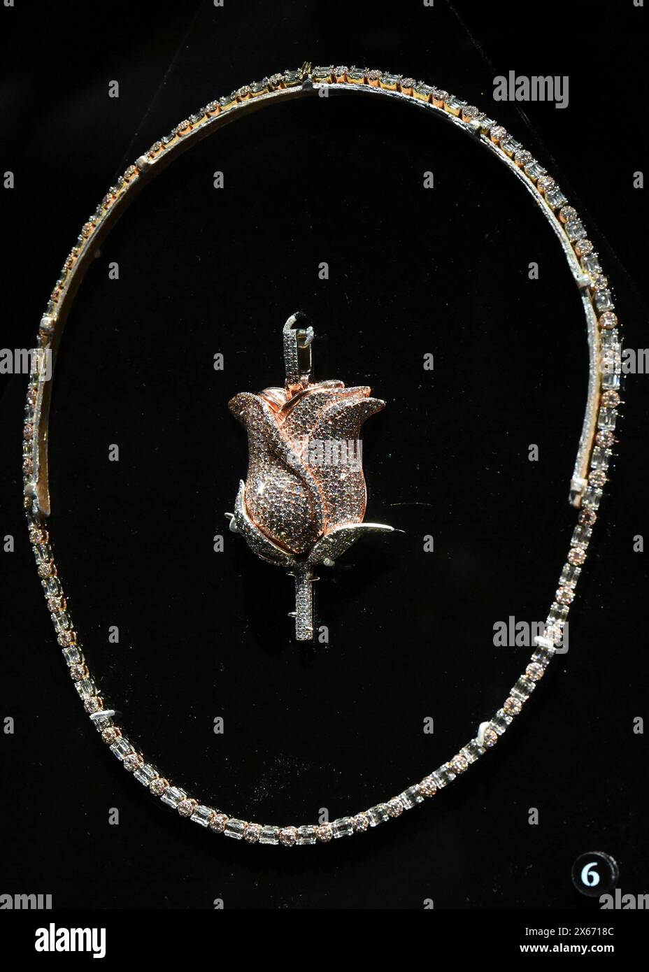 Collier Key Glock Rose exposé pour « Ice Cold : an Exhibition of Hip-Hop Jewelry » au Musée américain d'histoire naturelle de New York. Banque D'Images
