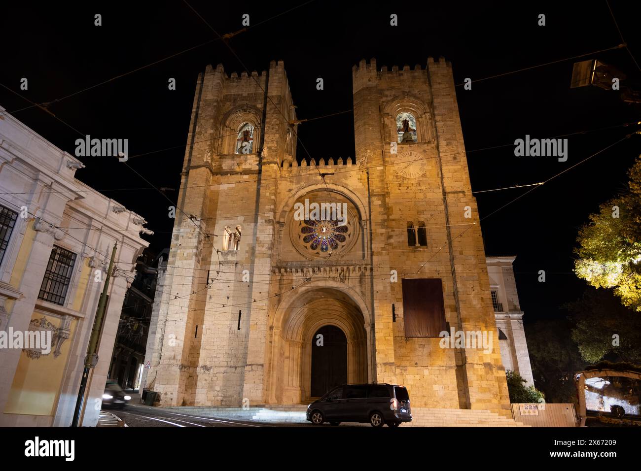Cathédrale Sainte-Marie-majeure de Lisbonne illuminée la nuit au Portugal. Banque D'Images