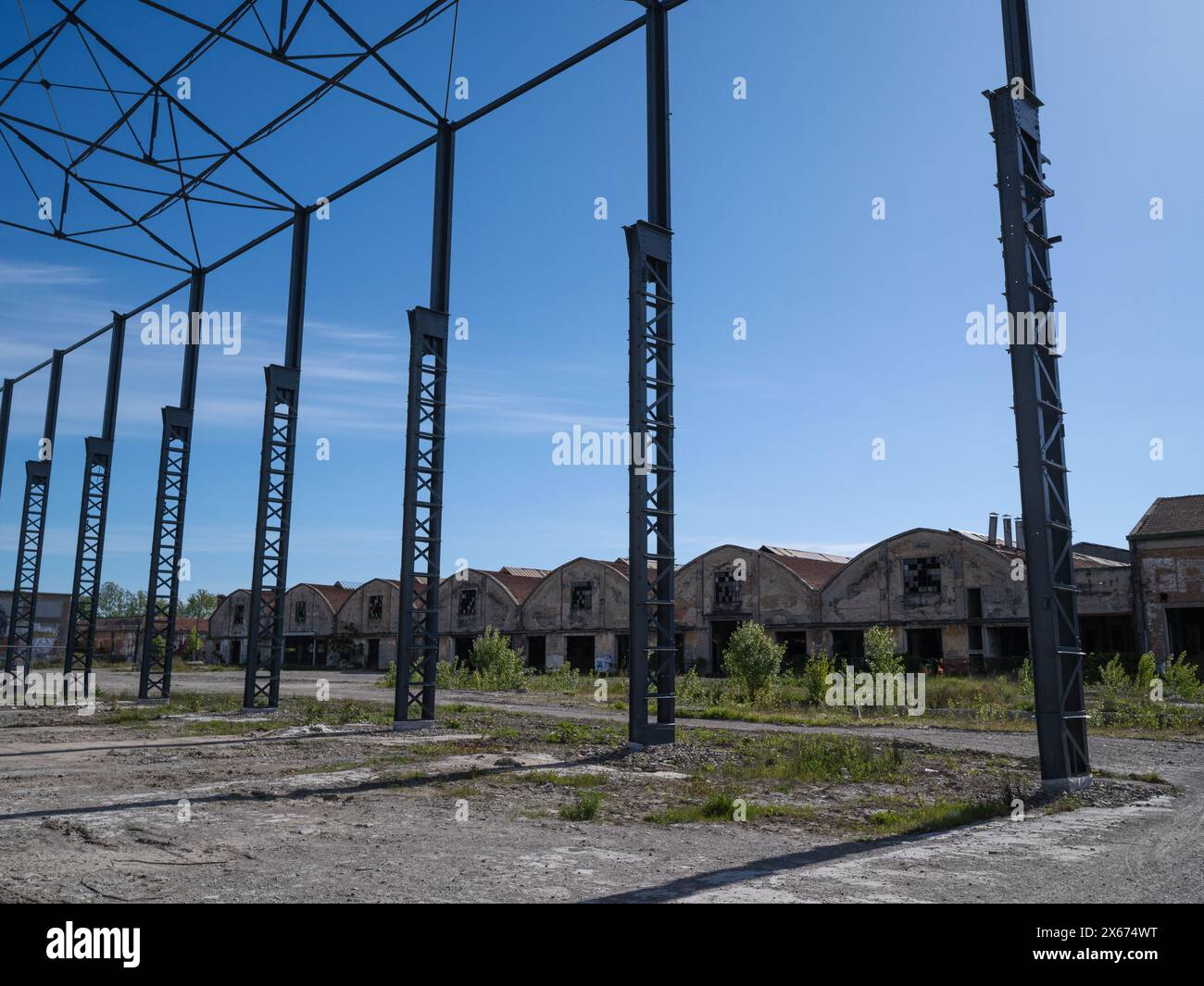 Nouvelles structures en fer et grands entrepôts mécaniques abandonnés en arrière-plan, Reggio Emilia, Italie Banque D'Images