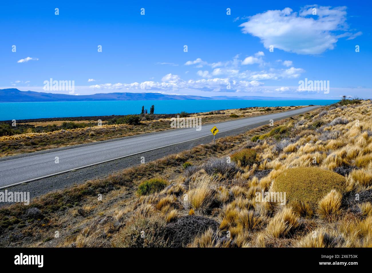 El Calafate, Patagonien, Argentinien - Wenig befahrene Landstrasse R11 zwischen dem Perito Moreno Gletscher und El Calafate entlang des Lago Argentino, der groesste See in Argentinien. Der See wird von mehreren Gletschern gespeist, darunter dem groessten Gletscher von Suedamerika, dem Upsala-Gletscher und dem bekanntesten, dem Perito-Moreno-Gletscher. El Calafate Patagonien Argentinien *** El Calafate, Patagonie, Argentine route R11 avec peu de trafic entre le glacier Perito Moreno et El Calafate le long du lac Argentino, le plus grand lac d'Argentine le lac est alimenté par plusieurs glaciers, y compris Banque D'Images