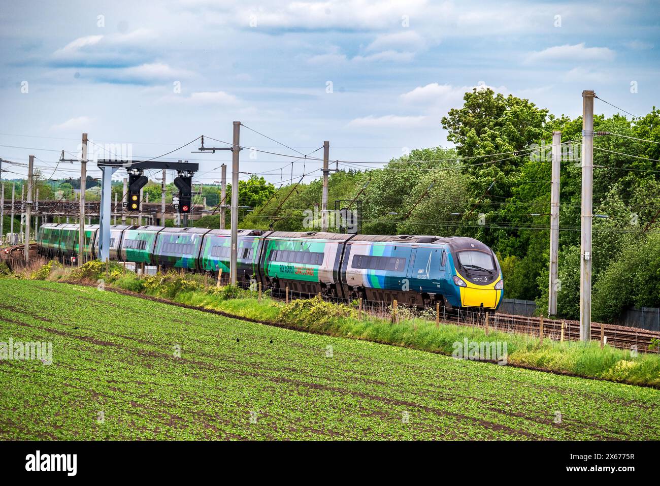 Avanti Cilamte changer Pendolino à Winwick West Coast ligne principale. Banque D'Images