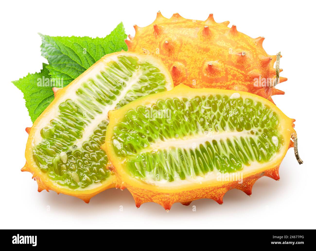 Kiwano fruit avec des feuilles et des tranches de kiwano sur fond blanc. Le fichier contient un chemin de détourage. Banque D'Images