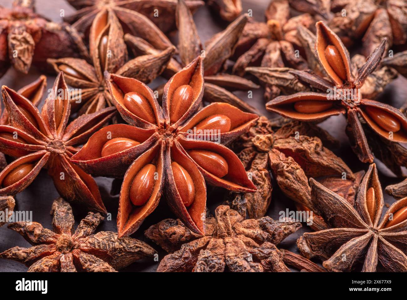 Gros plan sur les fruits d'anis étoilés séchés et les graines d'anis. Banque D'Images