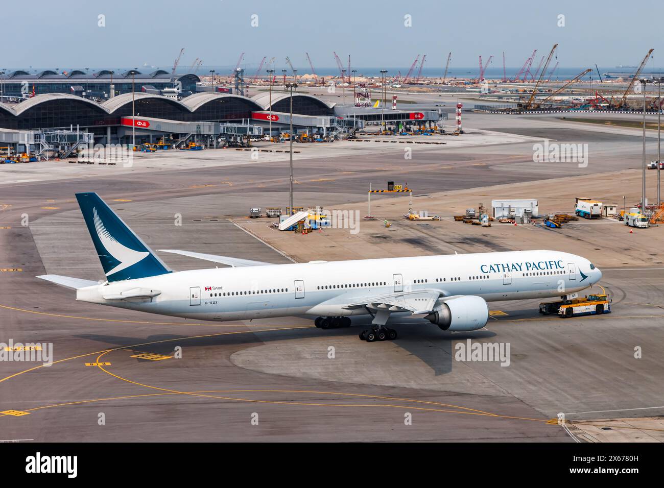 Hong Kong, Chine - 7 avril 2024 : Cathay Pacific Boeing 777-300ER à l'aéroport de Hong Kong Chek Lap Kok en Chine. Banque D'Images