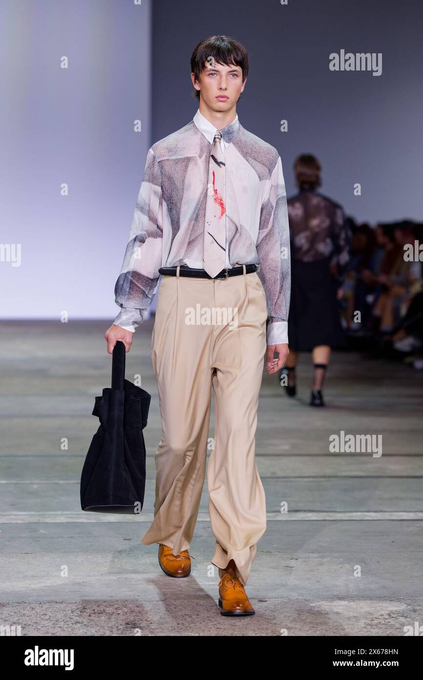 Sydney, Australie. 13 mai 2024. Un mannequin marche sur la piste lors du spectacle Rory William Dochert lors de la semaine australienne de la mode présenté par Pandora 2024 à Carriageworks le 13 mai 2024 à Sydney, Australie crédit : IOIO IMAGES/Alamy Live News Banque D'Images