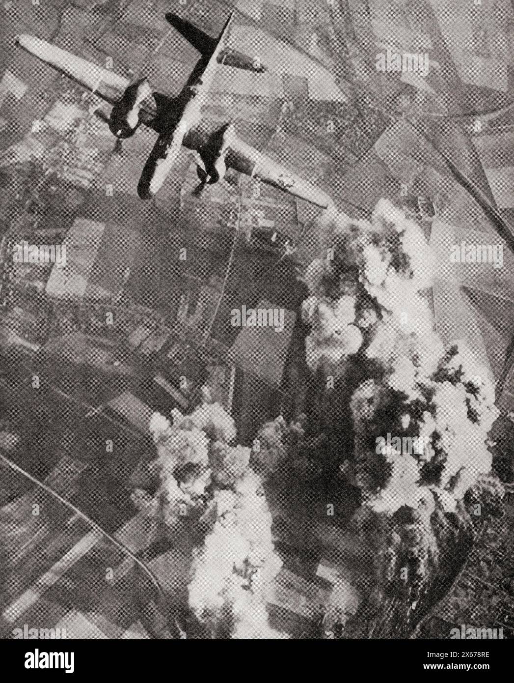 Des avions britanniques de la R.A.F. larguant des bombes explosives sur un centre ferroviaire nazi pendant la seconde Guerre mondiale. De la Guerre en images, cinquième année. Banque D'Images