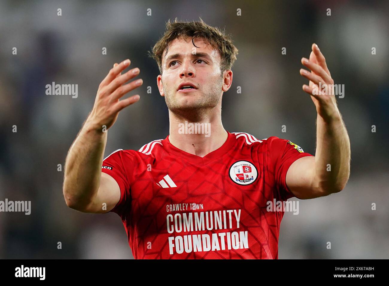 Nicholas Tsaroulla de Crawley Town lors de la demi-finale de la Sky Bet League Two, match de deuxième manche au Stadium MK, Milton Keynes. Date de la photo : samedi 11 mai 2024. Banque D'Images