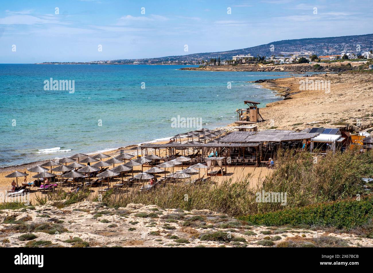 Olidaymakers on à Sandy Beach, Lempa, Paphos, Chypre. Banque D'Images