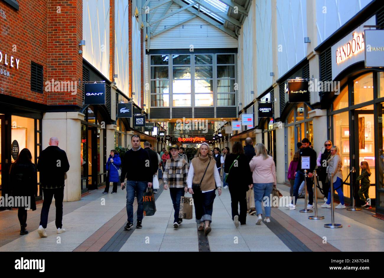 VISITE À PIED LE JOUR 31.ENGLAND COASTAL PATH, SHOPPERS GUNWHARF QUAYS, SHOPPING, DIVERTISSEMENT EN BORD DE MER ET SPINNAKER TOWER, PORTSMOUTH. MARS 2024. PIC MIKE WALKER 2024 Banque D'Images