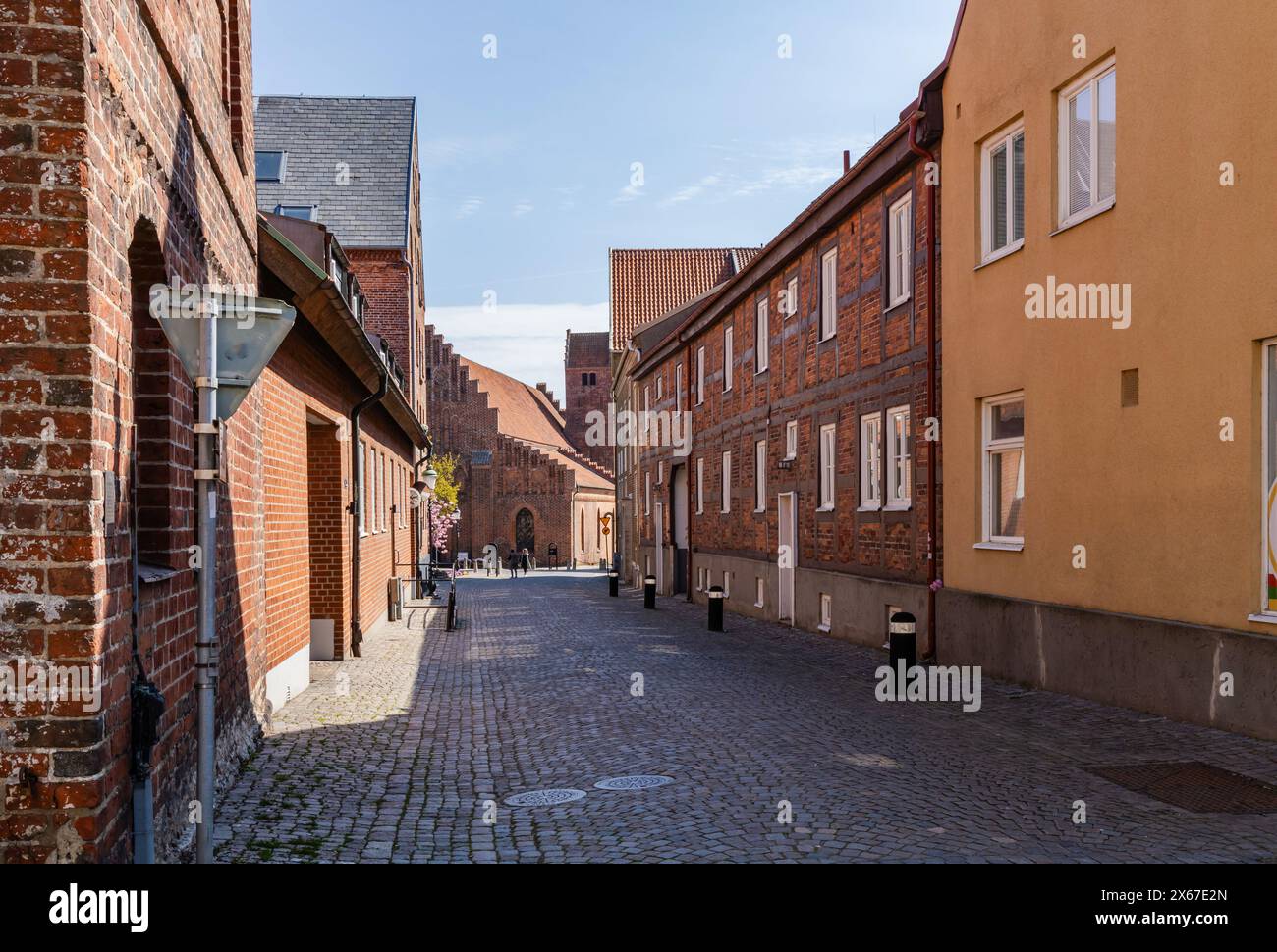 Rues étroites de la vieille ville avec des maisons colorées Ystad, Suède. Banque D'Images