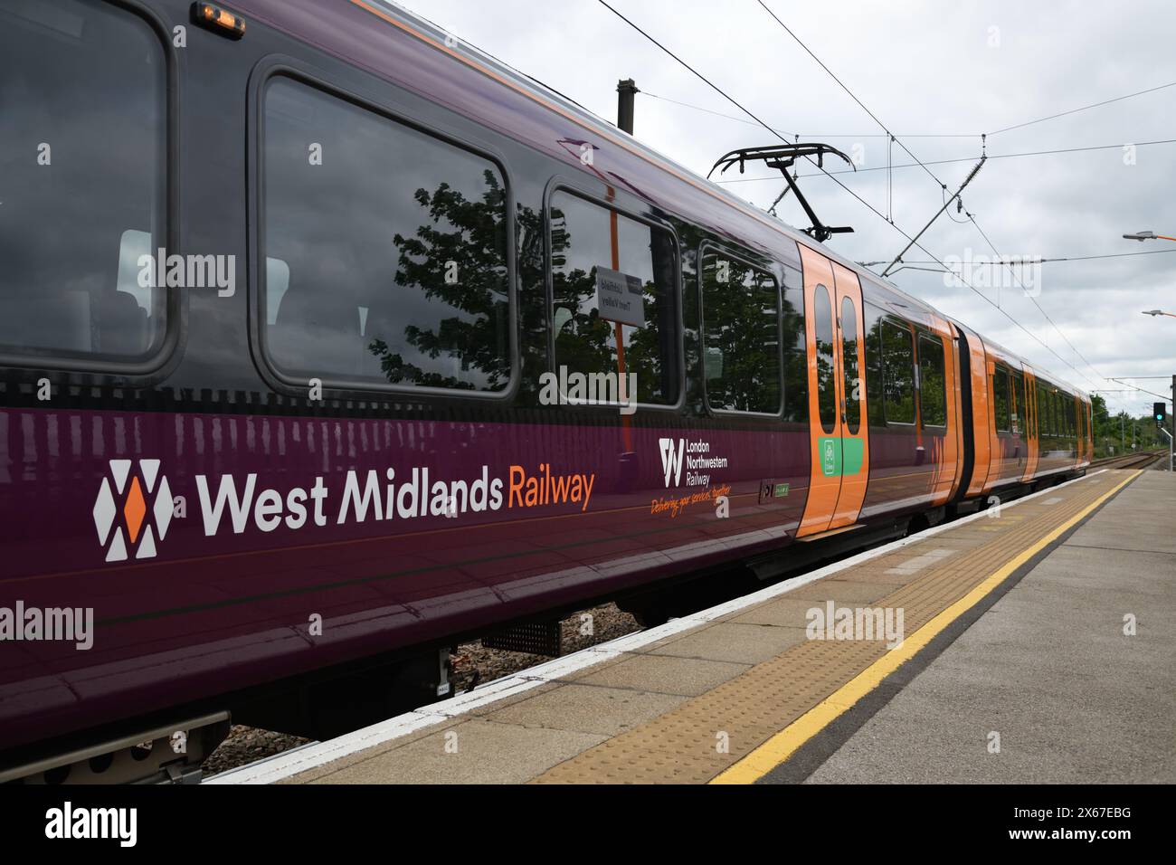 De nouveaux trains pour West Midlands Railway, Alstom Class 730 Aventra Electric multiple Units entrent en service sur la ligne de banlieue très fréquentée de Birmingham Cross City Banque D'Images