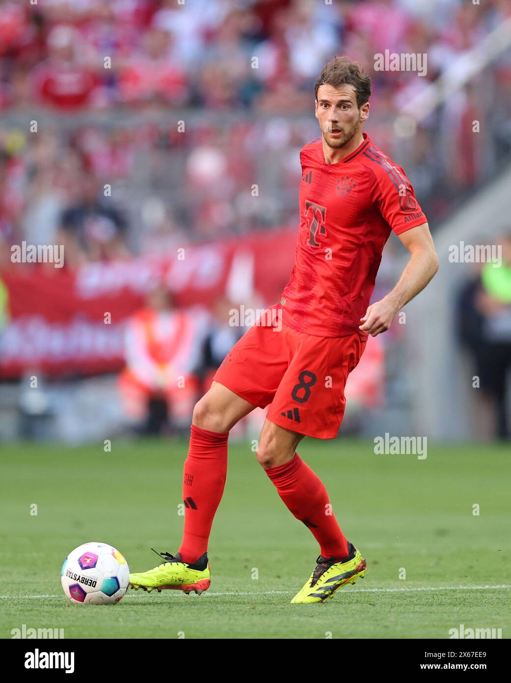 MUNICH, ALLEMAGNE - 12 MAI : Leon Goretzka du Bayern Muenchen court avec un ballon lors du match de Bundesliga entre le FC Bayern München et le VfL Wolfsburg à l'Allianz Arena le 12 mai 2024 à Munich, en Allemagne. © diebilderwelt / Alamy Stock Banque D'Images