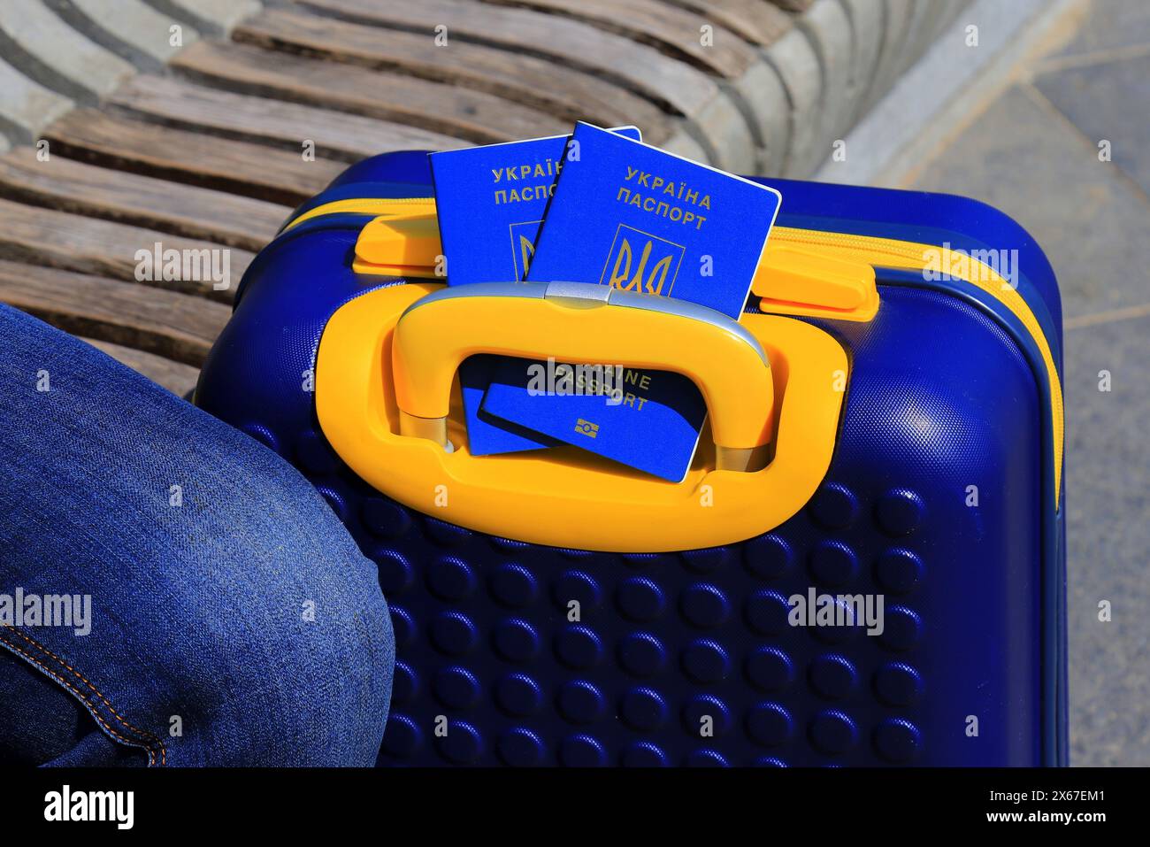 2 passeports Ukraine citoyens avec inscription en ukrainien - passeport de l'Ukraine reposent sur la valise jaune bleu en couleur du drapeau ukrainien. Voyage, refuge Banque D'Images