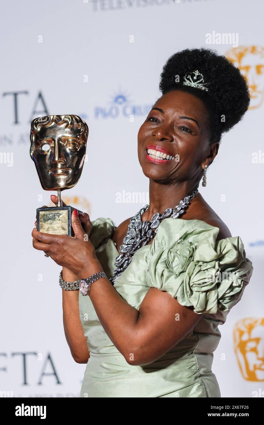 Londres, Royaume-Uni. 12 mai 2024. Floella Benjamin pose avec sa BAFTA Fellowship photographiée en coulisses dans la salle de presse BAFTA TV Awards avec P&O Cruises 2024. Photo de Julie Edwards./Alamy Live News Banque D'Images