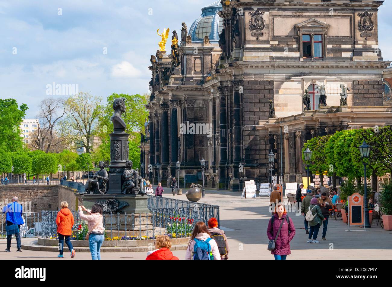 Dresde, Allemagne - 18 avril 2024 : les gens se rendent près de l'Académie des Arts Banque D'Images