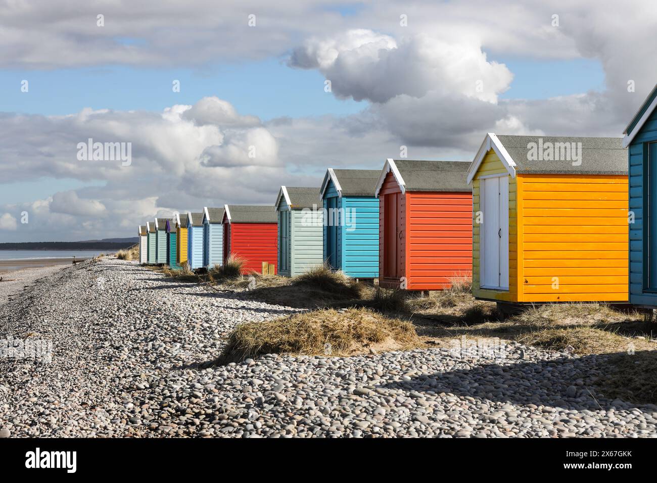 Cabanes de plage traditionnelles colorées sur la côte à Findhorn Bay, Moray Firth, Écosse, Royaume-Uni Banque D'Images