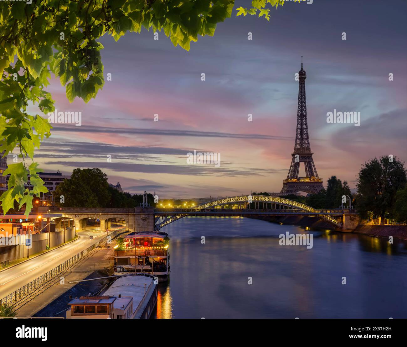 Ville de Paris avec vue sur la Tour Eiffel et Pont Rouelle tôt le matin, France Banque D'Images