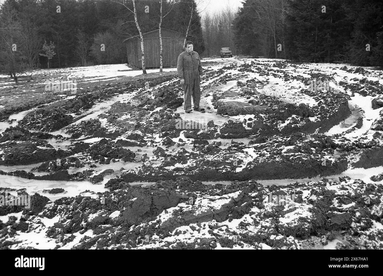 Manœuvres d'hiver, Reforger 1985, Central Guardian, dans la région de Kassel, Homberg / Efze, Neukirchen, Schwalmstadt, Vogelsberg, Frankenberg (Jan. - fév. 1985), dégâts de manœuvre : chars labourés à travers le barbecue et l'aire de loisirs du club de football. Banque D'Images