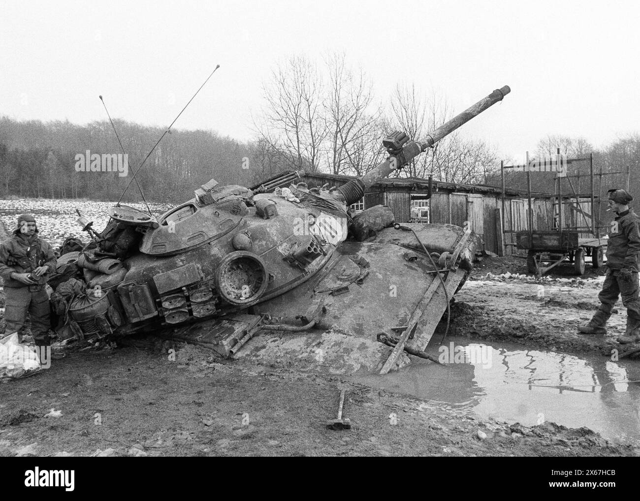 Manœuvres d'hiver, Reforger 1985, Central Guardian, dans la région de Kassel, Homberg / Efze, Neukirchen, Schwalmstadt, Vogelsberg, Frankenberg (janvier - février 1985), Un char de l'armée américaine s'enfonce dans le sol souillé. Banque D'Images