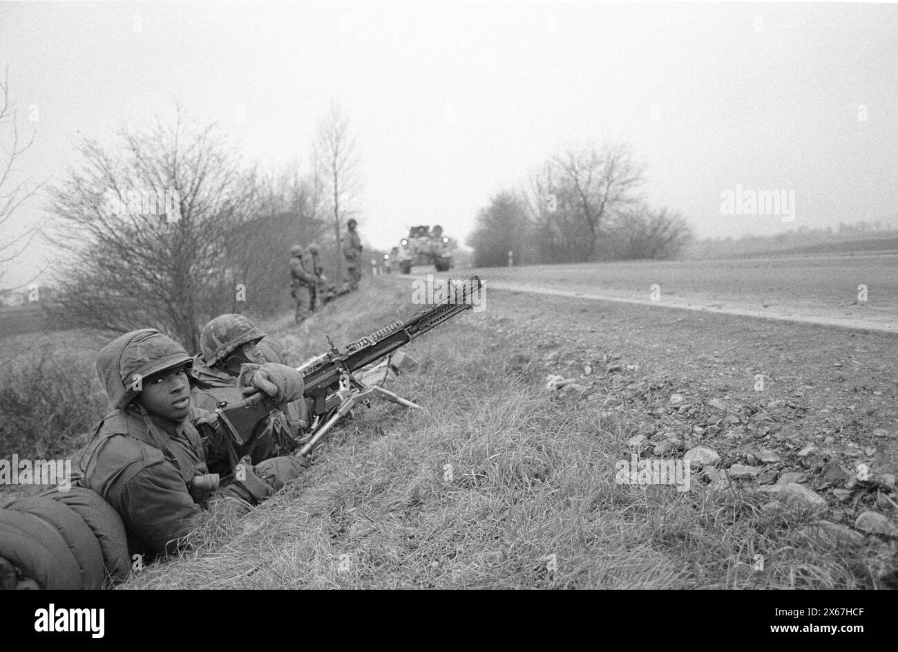 Manœuvres d'hiver, Reforger 1985, Central Guardian, dans la région de Kassel, Homberg / Efze, Neukirchen, Schwalmstadt, Vogelsberg, Frankenberg (janvier - février 1985), soldats américains avec des mitrailleuses attendant le passage de la colonne de chars Banque D'Images