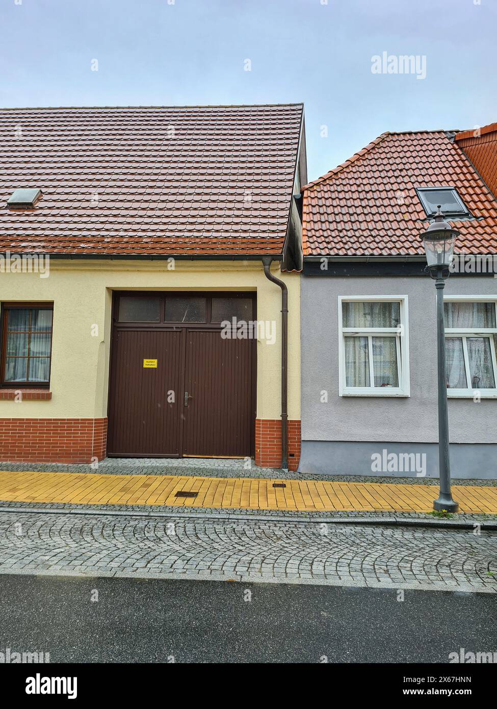 Vue sur les maisons et une ancienne lanterne de la voie publique dans la belle Ribnitz-Damgarten, Mecklenburg-Vorpommern, Allemagne Banque D'Images