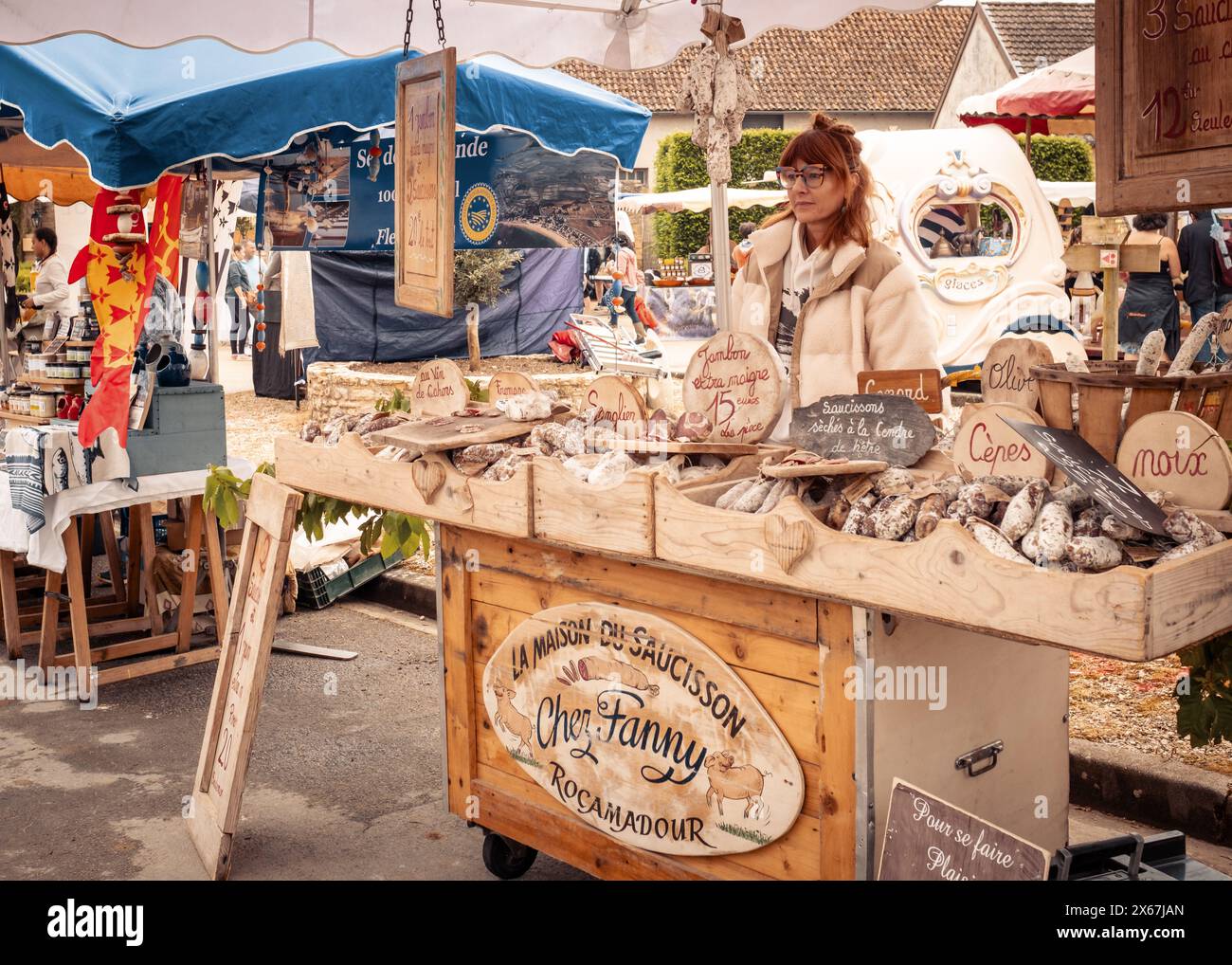 Nabirat, Nouvelle-Aquitaine, France - 12 mai 2024 : un vendeur vendant de la charcuterie à la foire annuelle de la fraise, Foire de la fraise, à Nabirat Banque D'Images