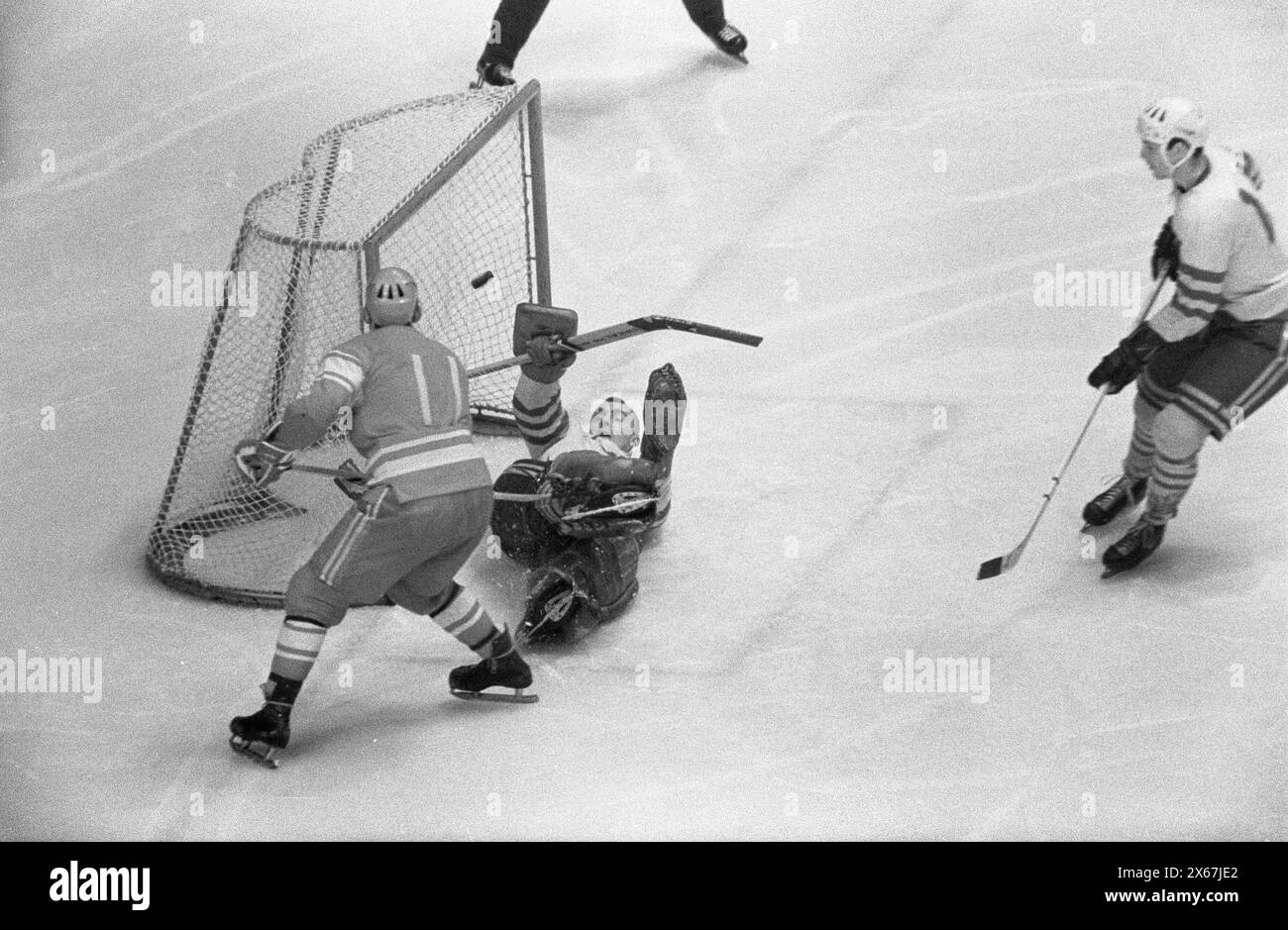 Vintage Jeux Olympiques d'hiver photo : Grenoble 68, compétition de hockey sur glace. URSS v Sweden 3-2, Anatoly Firsov (URSS) scores, gardien suédois incapable de faire le saut, 13 février 1968, Banque D'Images