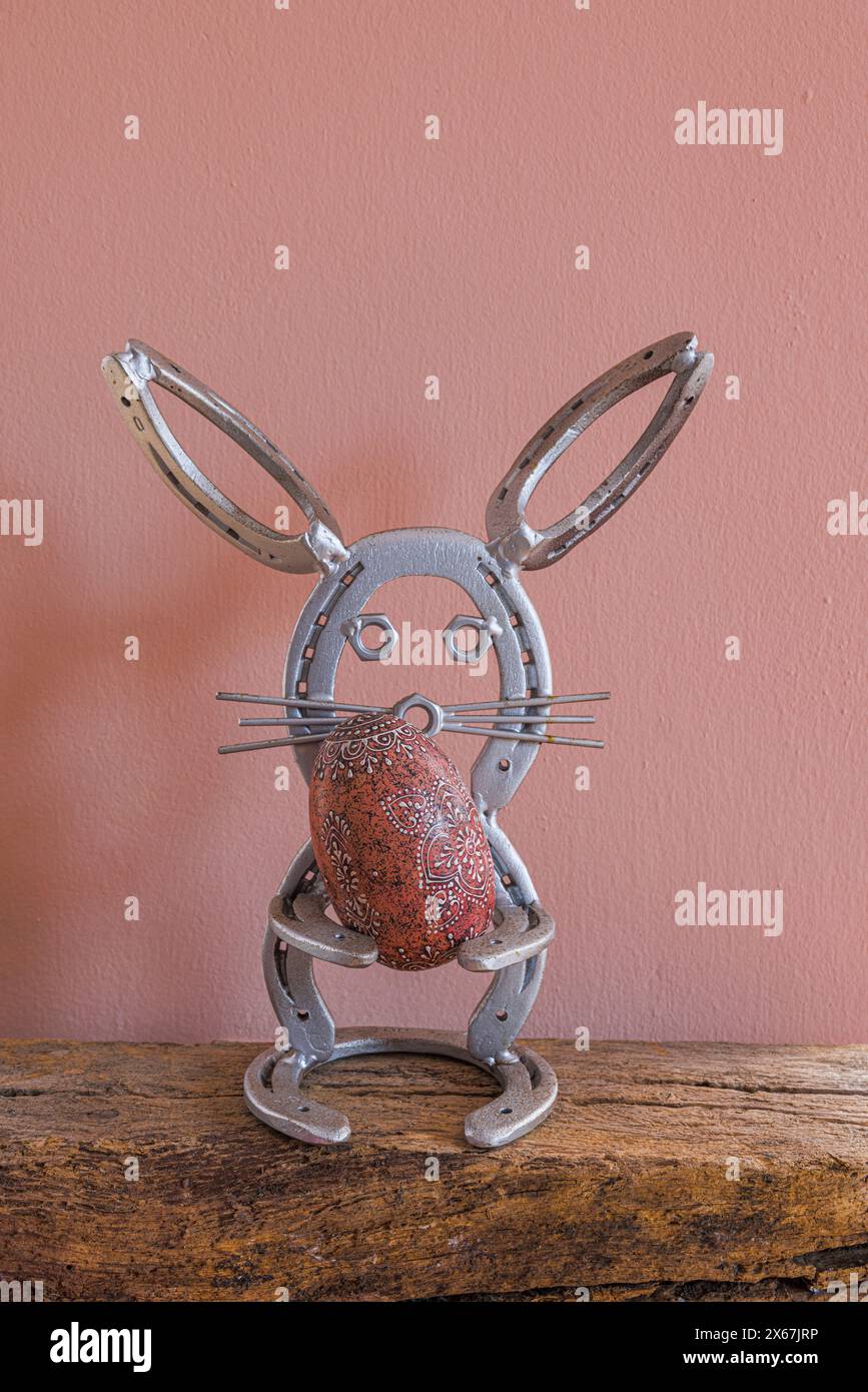 Motif de Pâques, figure de lapin en fer à cheval Banque D'Images
