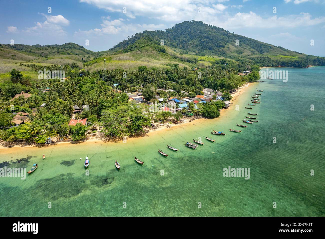 Village de pêcheurs vu des airs, île de Koh Libong dans la mer d'Andaman, Thaïlande, Asie Banque D'Images