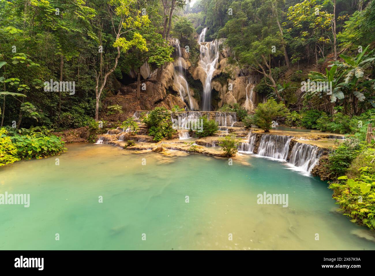 La cascade de Kuang si à plusieurs niveaux près de Luang Prabang, Laos, Asie Banque D'Images
