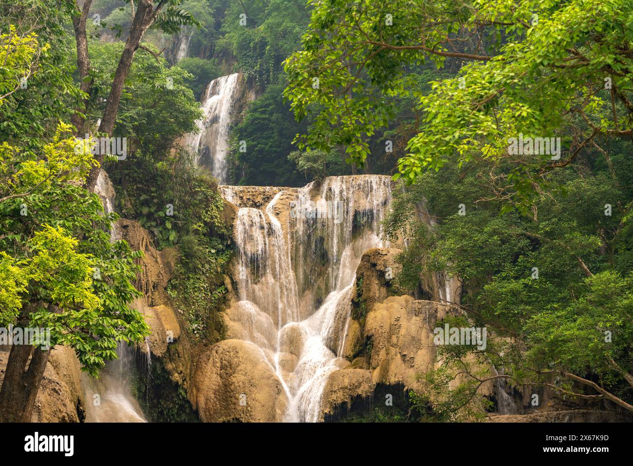 La cascade de Kuang si à plusieurs niveaux près de Luang Prabang, Laos, Asie Banque D'Images