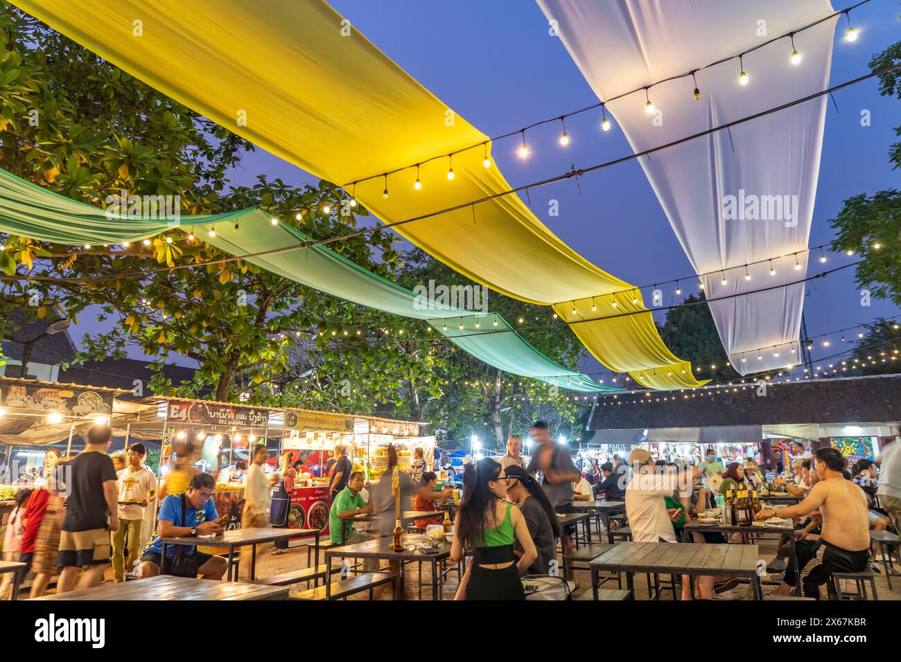 Tables à manger au marché nocturne à Luang Prabang, Laos, Asie Banque D'Images
