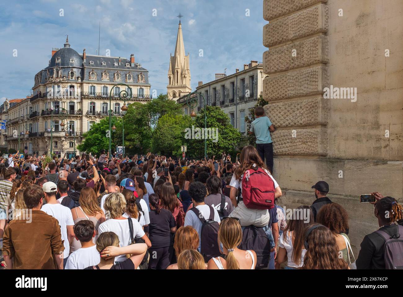 Montpellier, France. 13 mai 2024. Le public suit le premier porte-flammes olympique le long de la rue Foch au centre-ville de Montpellier. Rapport de crédit MPL/Alamy Live News Banque D'Images