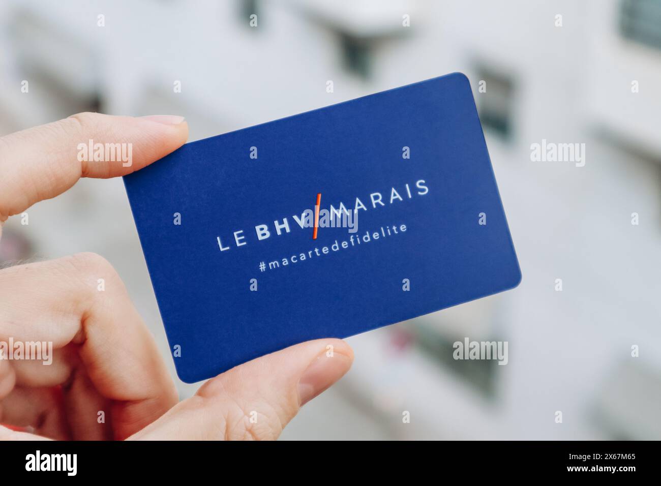 Nice, France - 27.2024 : la main d'un homme tient une carte du magasin BHV Marais Banque D'Images