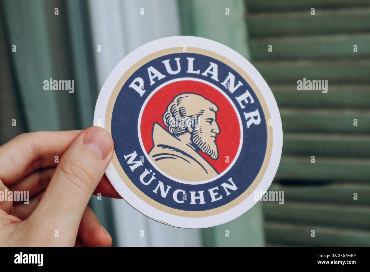 Nice, France - 27.01.2024 : coaster de bière Paulaner Beer de Munich Banque D'Images