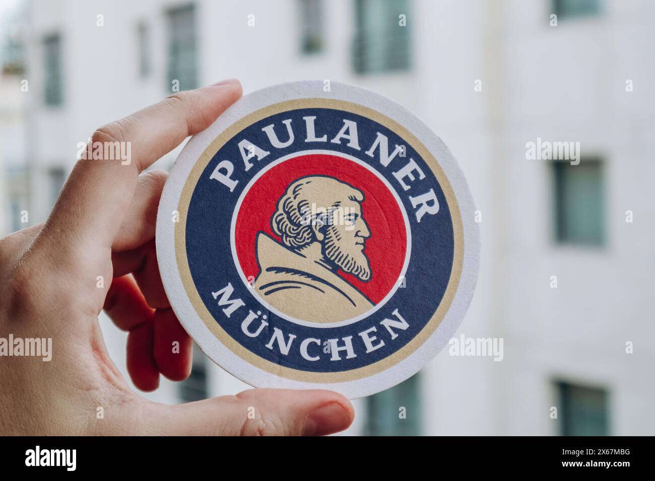 Nice, France - 27.01.2024 : coaster de bière Paulaner Beer de Munich Banque D'Images