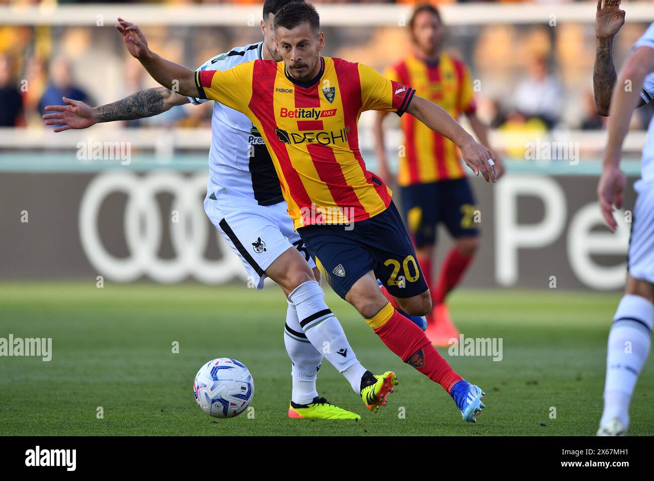 Lecce, Italie. 13 mai 2024. Le milieu de terrain central de Lecce Ylber Ramadani (20 US Lecce) en action lors du match de football Serie A TIM entre l'US Lecce et l'Udinese Calcio 1896 au stade via del Mare à Lecce, Italie, lundi 13 mai 2024. (Crédit image : &#xa9 ; Giovanni Evangelista/LaPresse) crédit : LaPresse/Alamy Live News Banque D'Images