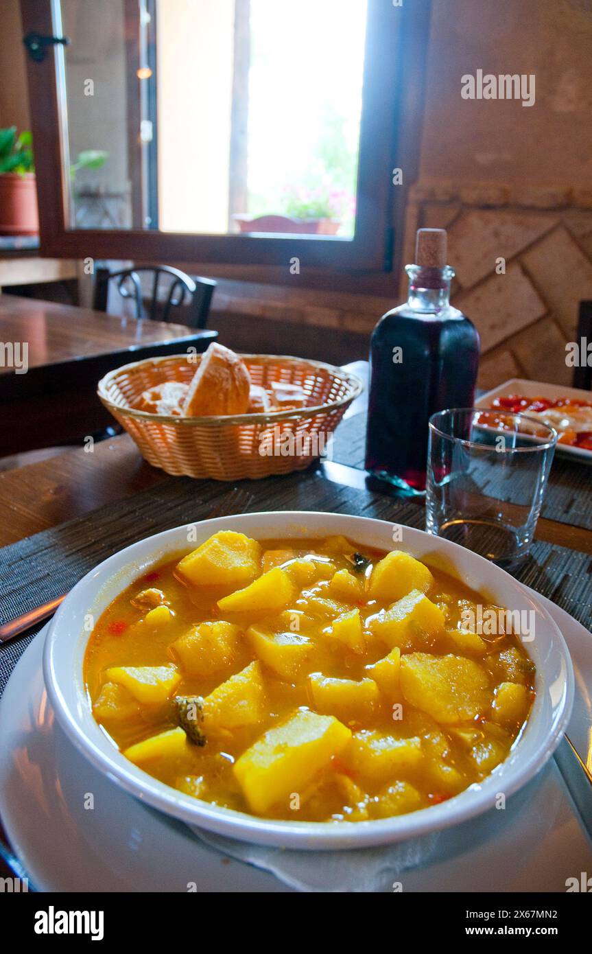 Ragoût de pommes de terre dans un restaurant rustique. Lozoya, Province de Madrid, Espagne. Banque D'Images