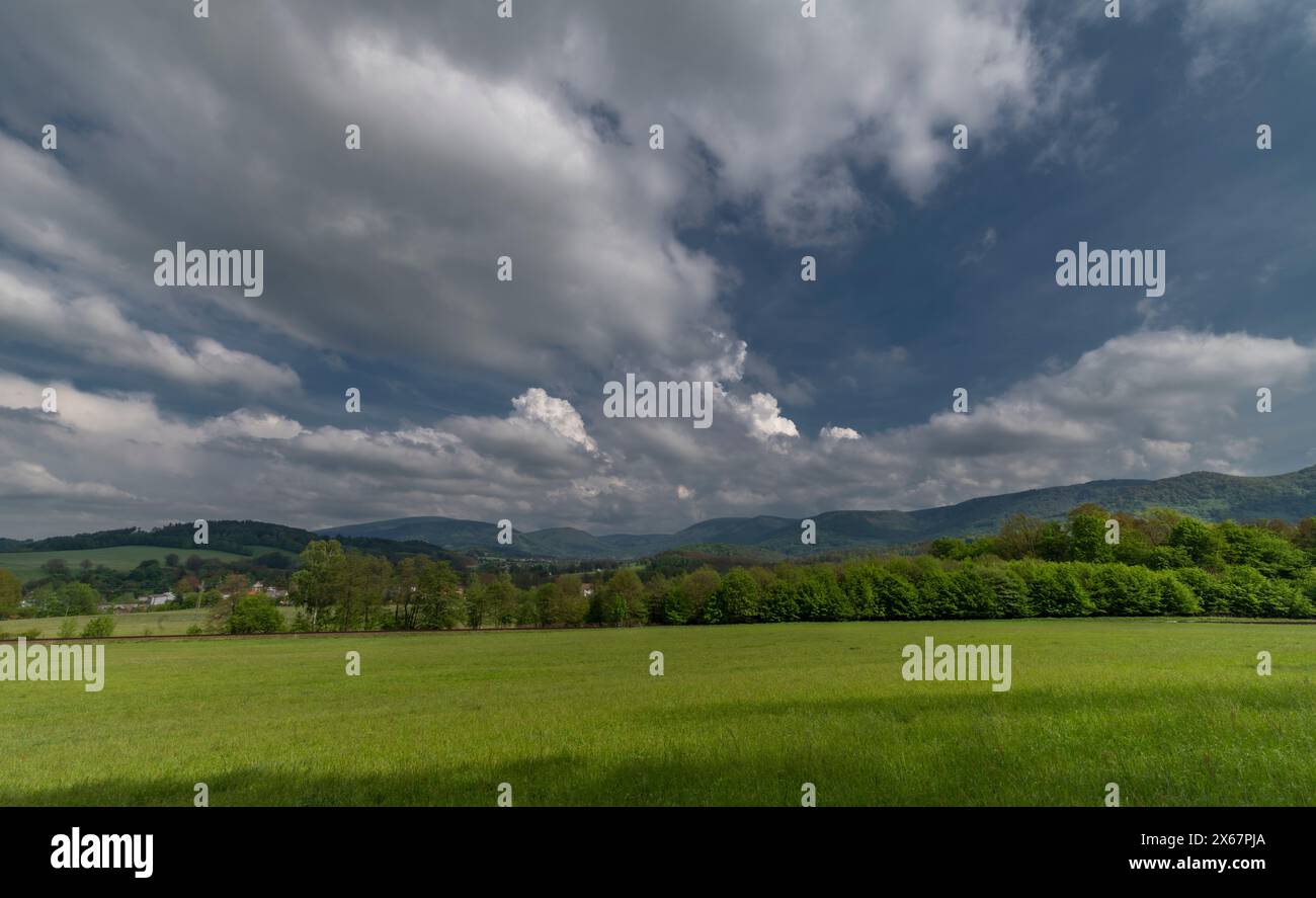 Paysage frais de printemps près du village Raspenava près d'Oldrichovske selleback dans la forêt profonde Banque D'Images