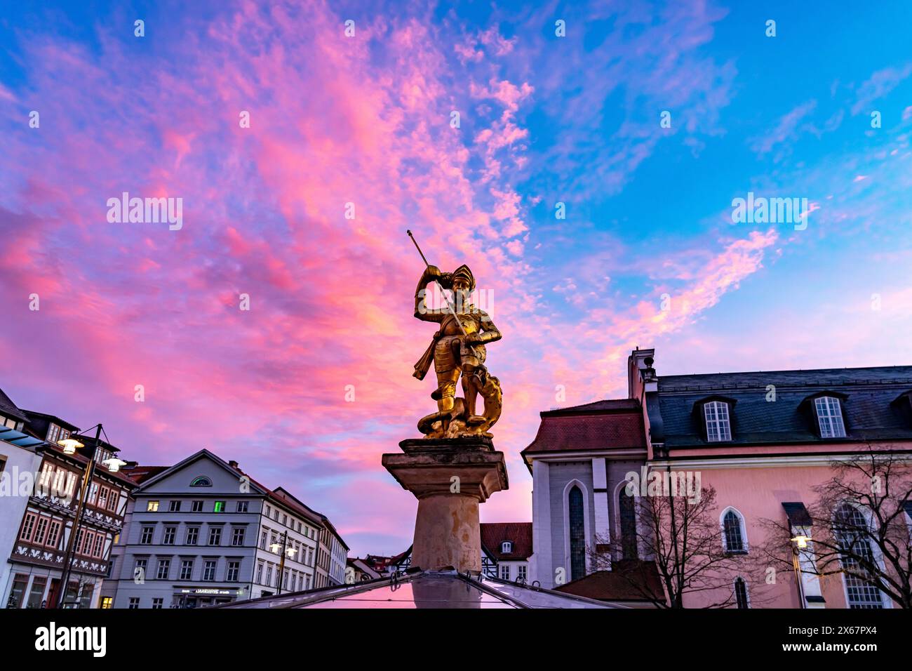 La ville dorée saint-Georges sur la fontaine Georgsbrunnen sur la place du marché à Eisenach, Thuringe, Allemagne Banque D'Images